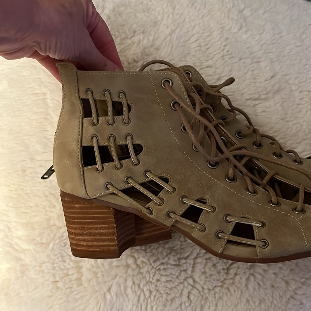 NWT Buckle brand, Everly Beige Lace-Up Peep Toe Boots, size 9